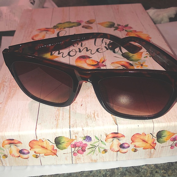 Tommy Hilfiger sunglasses in a brown tiger print design - Picture 1 of 5